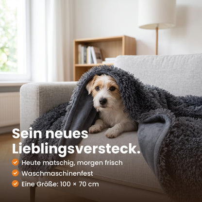 Sein neues Lieblingsversteck: Hund schaut unter der Kuscheldecke in Dunkelgrau hervor