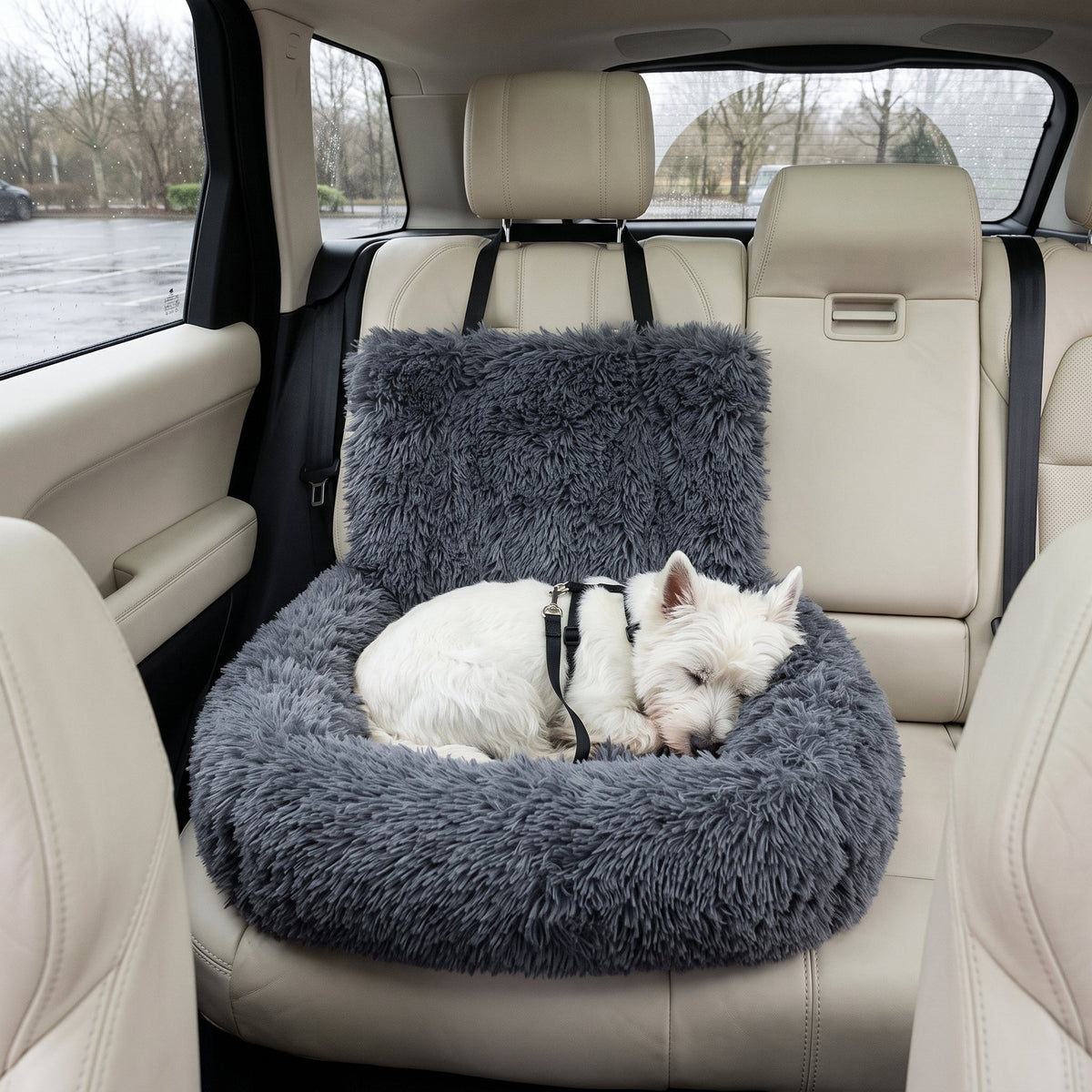 RuheNest Autobett in Dunkelgrau mit schlafendem Westie