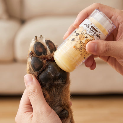 Balsam-Stick wird direkt auf den Pfotenballen aufgetragen
